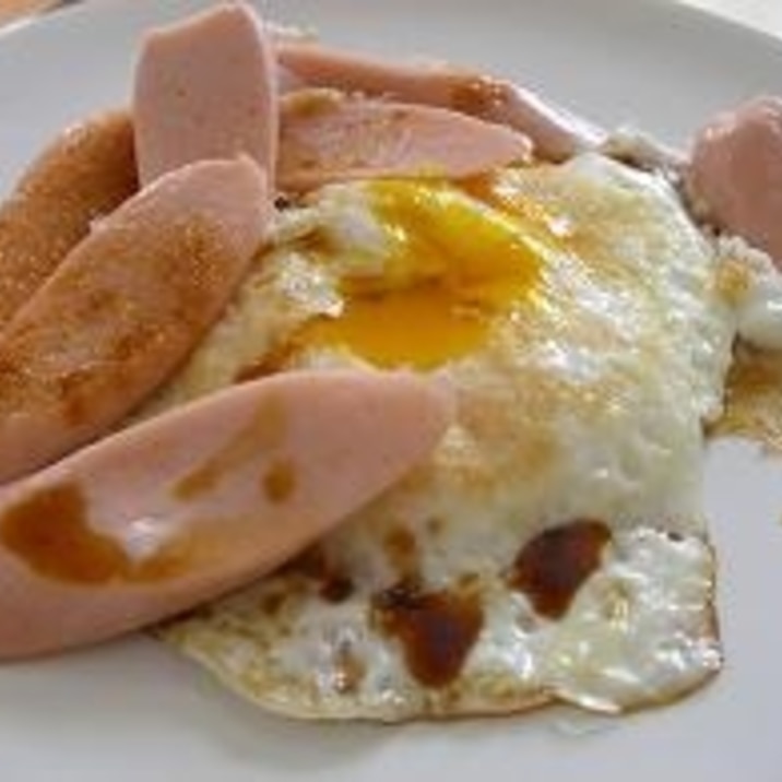 朝食に！カリカリ魚肉ソーセージの目玉焼き